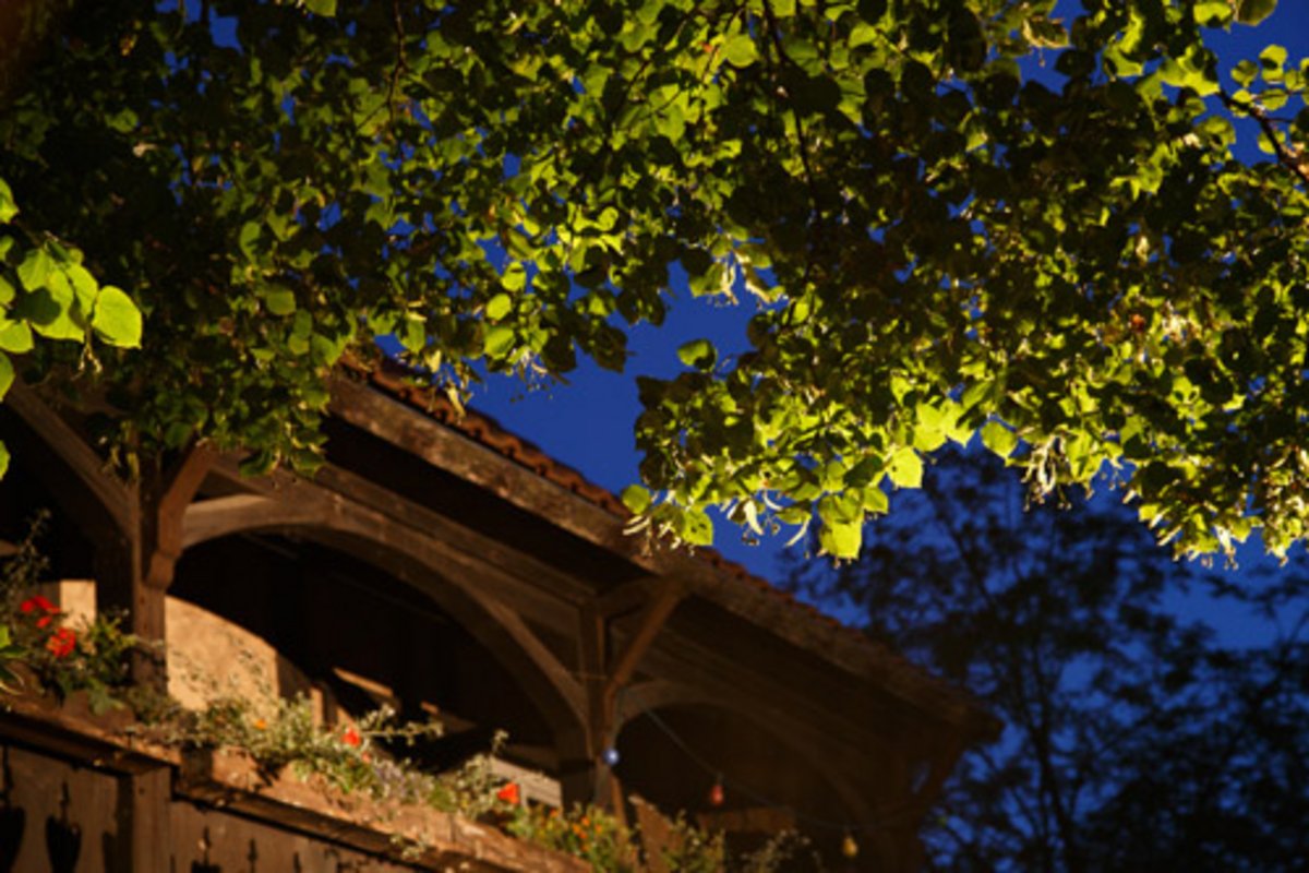 Auch dieser Balkon des malerischen Freilichtmuseums in Rudolstadt wird zur Sommertheater-Kulisse für die Komödie "Quer durch den Garten" von Alan Ayckbourn. Foto: Alexander Stemplewitz