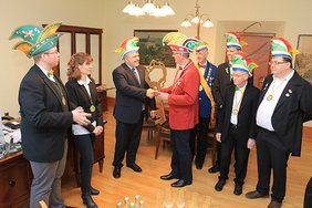 Die Karnevalsvereine überreichen den Stadtschlüssel dem Bürgermeister. Foto: Alexander Stemplewitz