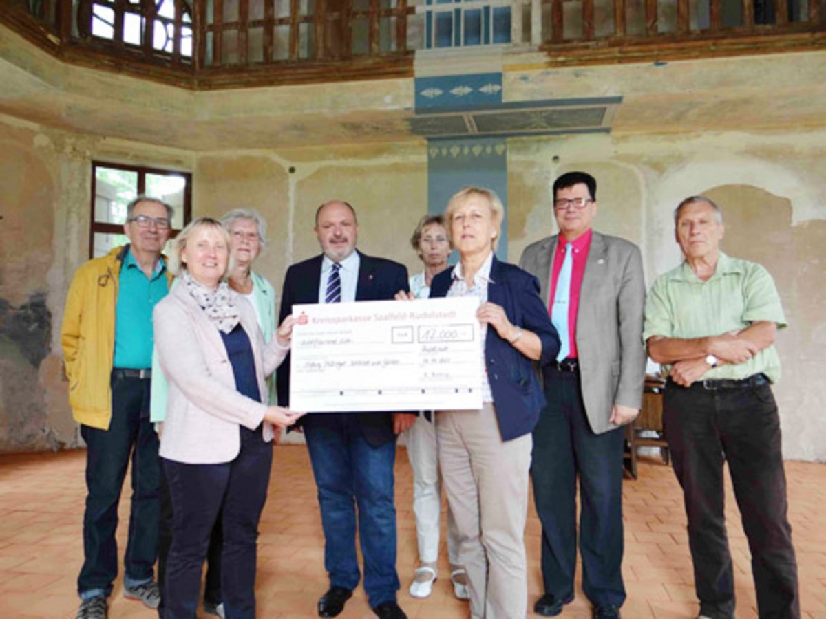 Vereinsvorsitzende Barbara Valduga (3.v.r.) übergibt im Beisein von Bürgermeister Jörg Reichl (Mitte) eine Spende über 12.000 Euro an Stiftungsdirektorin Dr. Doris Fischer (2.v.l.). Foto: Franz Nagel