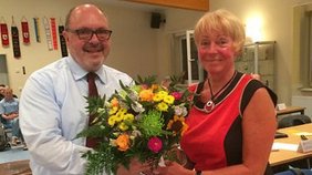 Gleich nach dem Losentscheid gratulierte Bürgermeister Jörg Reichl der neuen ehrenamtlichen Beigeordneten Almut Steinmetz. Foto: F.M. Wagner