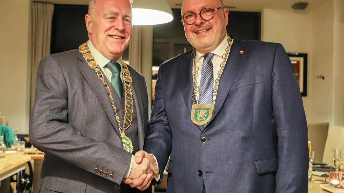 Der irische Bürgermeister aus Letterkenny Jimmy Kavanagh (links) mit Rudolstadts Bürgermeister Jörg Reichl. Foto: Michael Wirkner