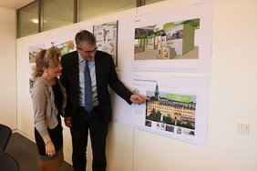Das Bild zeigt Ministerin Keller und Landrat Wolfram bei der Vorstellung der Entwürfe für den Messeauftritt. Foto: LRA Peter Lahann