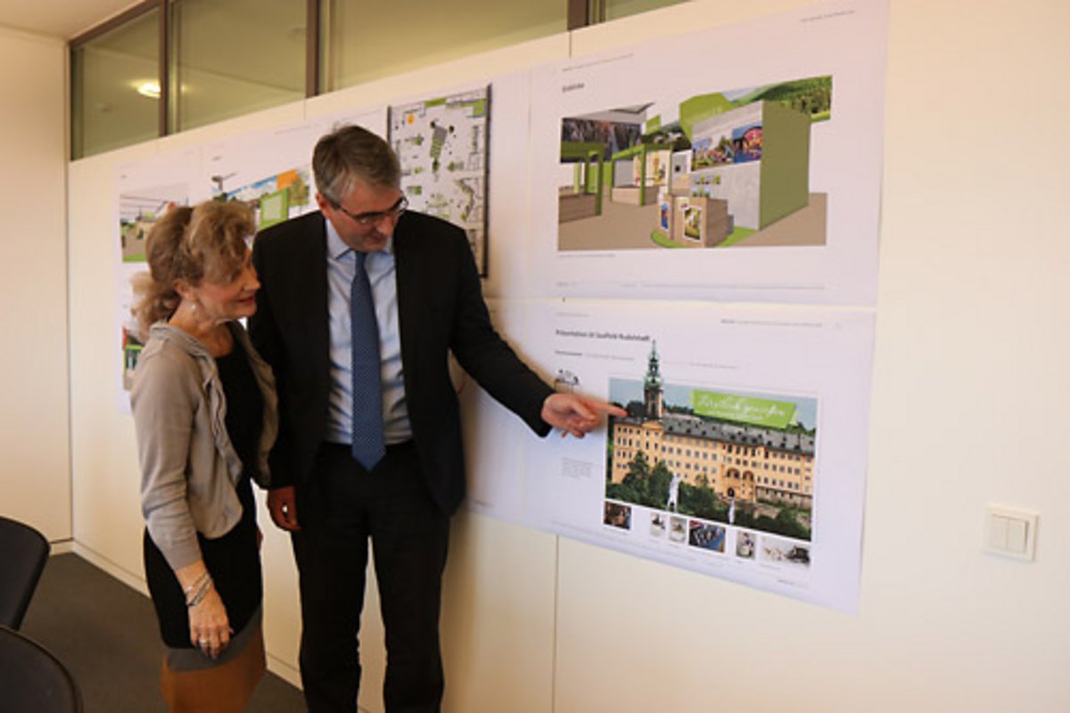 Das Bild zeigt Ministerin Keller und Landrat Wolfram bei der Vorstellung der Entwürfe für den Messeauftritt. Foto: LRA Peter Lahann