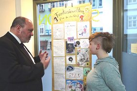 Die junge Künstlerin Julia Deckelmann im Gespräch mit Bürgermeister Jörg Reichl zu ihren ausgestellten Werken. Foto: F. M. Wagner