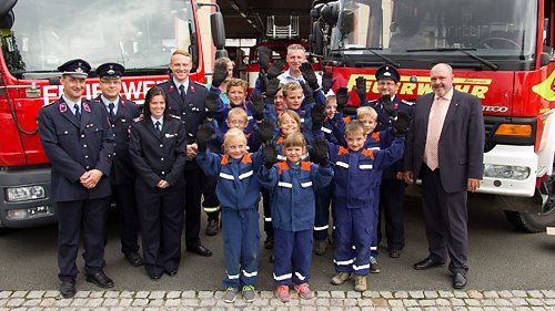 Papierfabrik-Geschäftsführer Michael Habeck (Bildmitte) und Rudolstadts Bürgermeister Jörg Reichl (rechts im Bild) bei der Übergabe der Handschuhe an die Jugendfeuerwehr