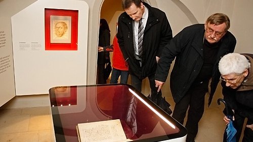 Foto: Besucher bewundern zur Ausstellungseröffnung die Bibel der Historischen Bibliothek der Stadt Rudolstadt