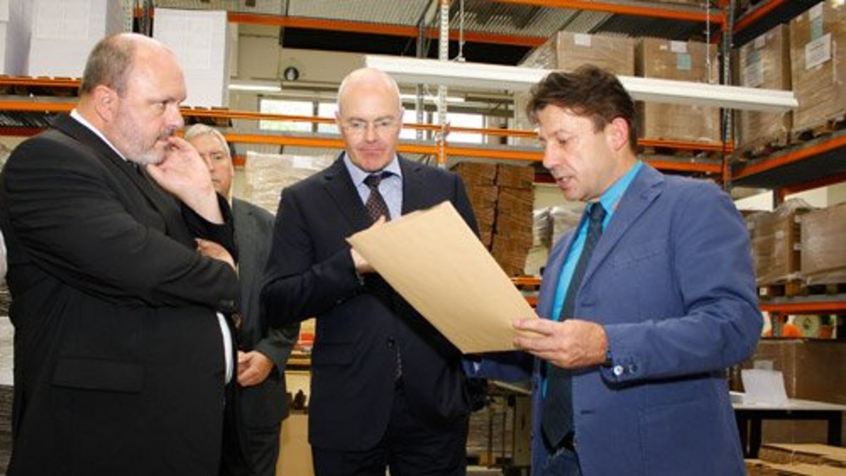 Foto: Während des Rundgangs durch die einzelnen Produktionsbereiche wünschte Bürgermeister Jörg Reichl (r.) den Mitarbeiterinnen und Mitarbeitern der Harfe, dass all ihre Erwartungen, die sie mit dem neuen Standort in Rudolstadt-Schwarza verknüpfen, in Erfüllung gehen mögen.
