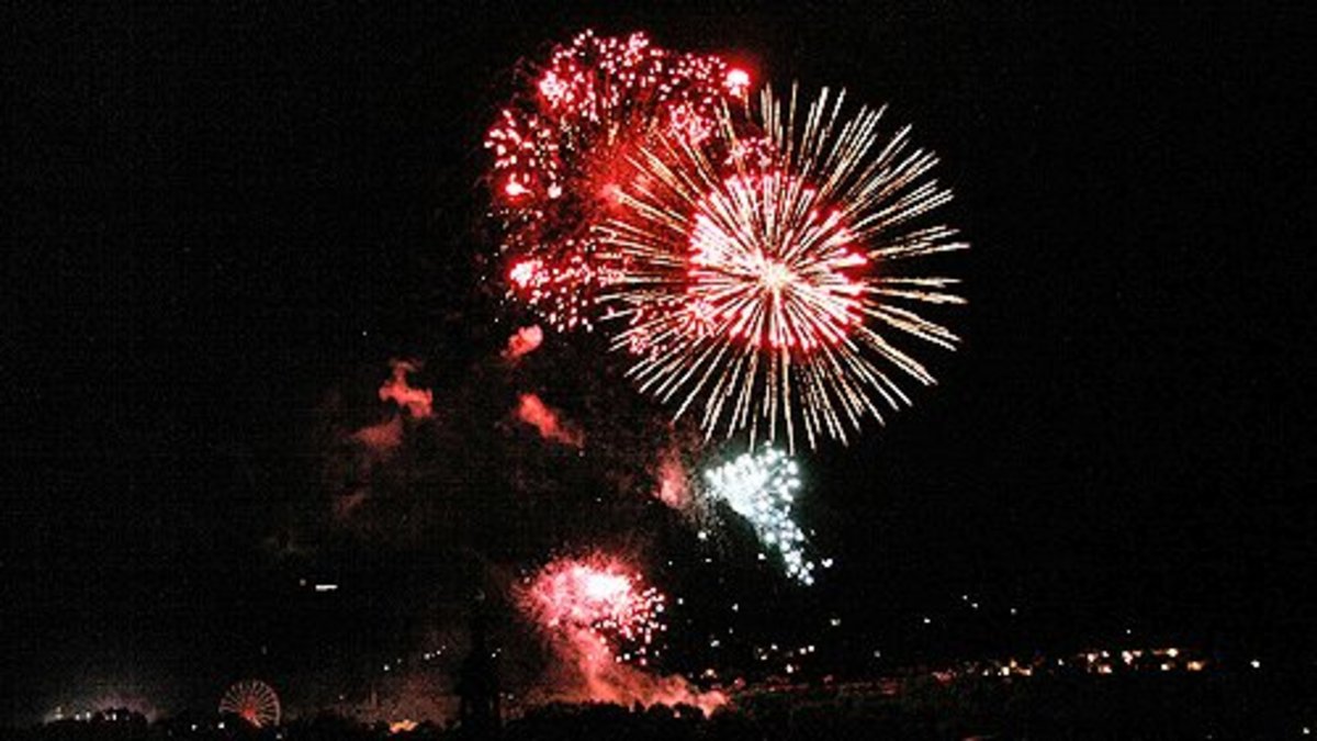 Foto: Am 24. August gibt es zur 290. Auflage des Rudolstädter Vogelschießens ein glanzvolles Feuerwerk. Das beliebte Ereignis wird um 22.15 Uhr live mit Musik auf Landeswelle Thüringen präsentiert.