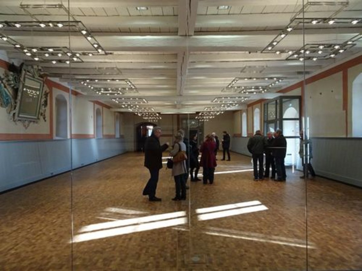 Der Veranstaltungssaal mit Blick von der Bühne/Garderobe. Foto: Frank M. Wagner