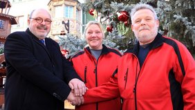 Bürgermeister Jörg Reichl, Vorstandsmitglied Sabine Marohn und der Vorstandsvorsitzende der Saalfelder Tafel Jürgen Brengel auf dem Rudolstädter Weihnachtsmarkt. Foto: Tom Demuth