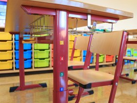 Vier Klassenräume der Grundschule "Anton Sommer" wurden in den Sommerferien mit höhenverstellbaren Bänken und Stühlen sowie neuen Möbeln ausgestattet. Foto: Tom Demuth