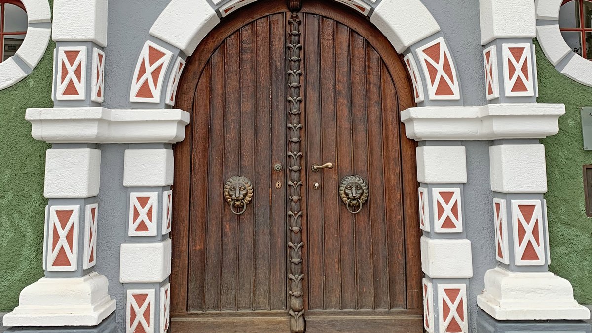Portal des Rudolstädter Rathauses.
