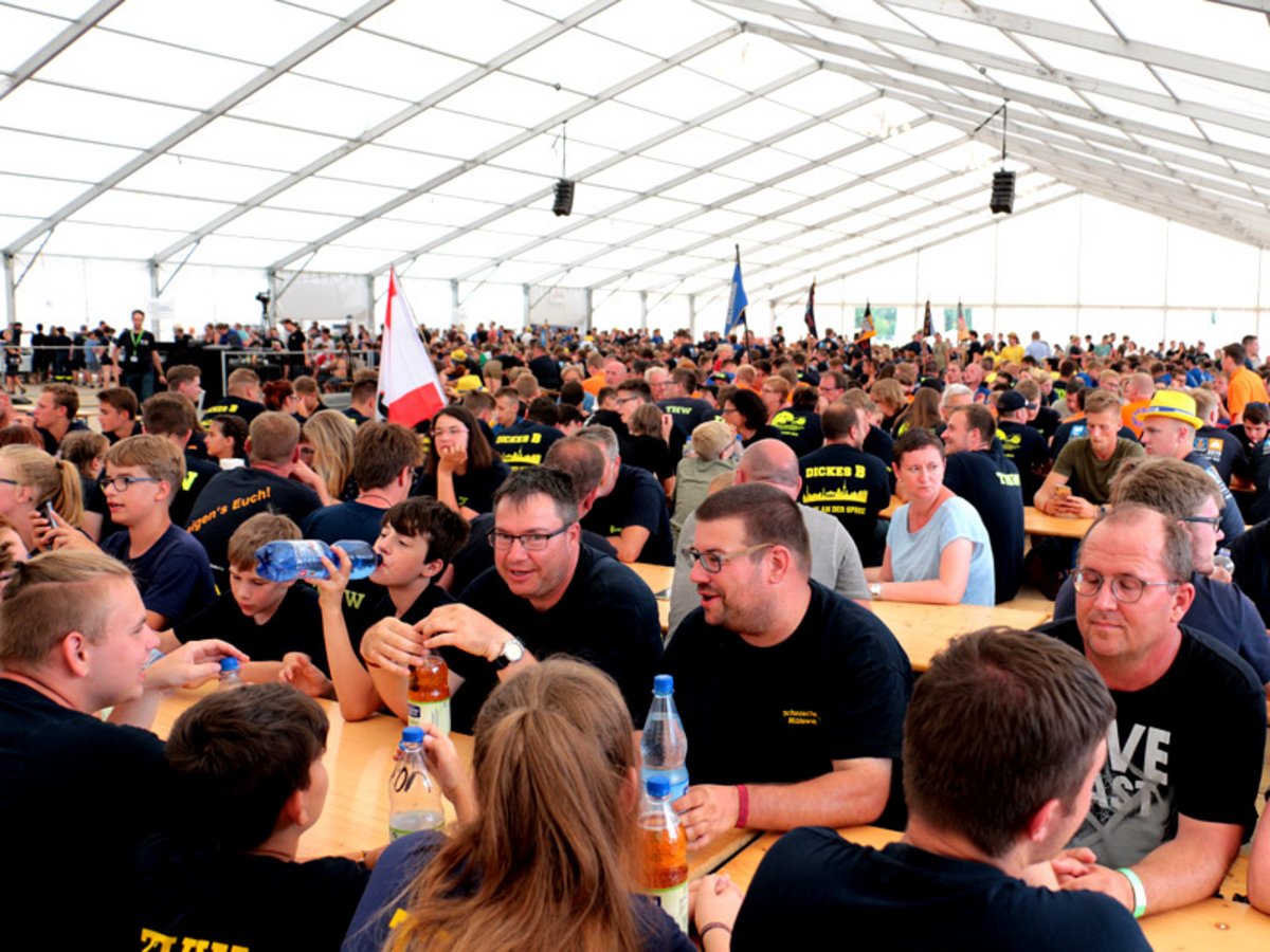 Im 2.500 Personen fassenden Verpflegungszelt fand unter anderem die Siegerehrung des Bundeswettkampfs der THW-Jugend statt. Foto: Tom Demuth