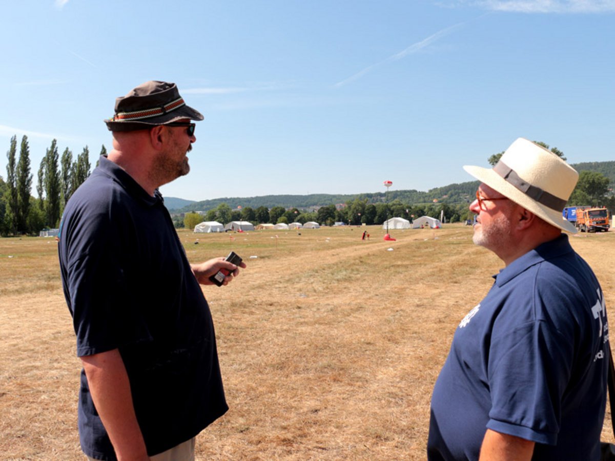 Bürgermeister Jörg Reichl (r.) und THW-Bundesjugendleiter Ingo Henke bei der Besichtigung auf der Großen Wiese, wo ab Samstag über 5.000 THW-Jugendliche erwartet werden. Foto: Tom Demuth