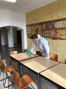 Die Reinigungsarbeiten einer Spezialfirma gehen in der Schule voran. Foto: Mirko Schreiber