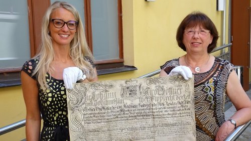 Fielmann-Niederlassungsleiterin Yvonne Bäz (links) und Archivleiterin Gisela Bähring mit der Schriftstück-Schenkung. Foto: Frank Michael Wagner