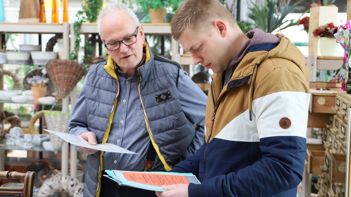 Inhaber Klaus-Dieter Zimmermann und Martin Dornheim vom Bereich Gewerbe (r.) beim Betrachten historischer Unterlagen. Foto: Michael Wirkner