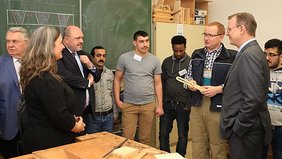 Ministerpräsident Bodo Ramelow und Arbeitsministerin Heike Werner informieren sich zusammen mit Rudolstadts Bürgermeister Jörg Reichl über die Integrationsarbeit im Rudolstädter BTZ in Kursen zur Metall- und Holzbearbeitung. Foto: Alexander Stemplewitz
