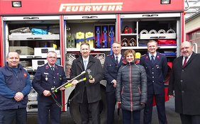 BASF-Geschäftsführer Dr. Rudloff (3. v.l.) bei der Überreichung eines "Halligan-Tools" in der Hauptfeuerwache Schwarza. Foto: F. M. Wagner