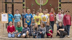 Foto: Die Klasse 4a der Grundschule "Anton Sommer" in Rudolstadt gab der Eule des Erlebnispfades ihren Namen: Hainrich!