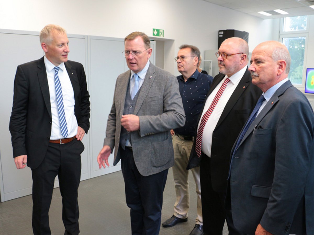 Beim Rundgang durch das Forschungsinstitut TITK zusammen mit smartpolymer-Geschäftsführer Benjamin Redlingshöfer, Ministerpräsident Bodo Ramelow, Rudolstadts Bürgermeister Jörg Reichl und Landtagsabgeordneten Herbert Wirkner. Foto: Alexander Stemplewitz