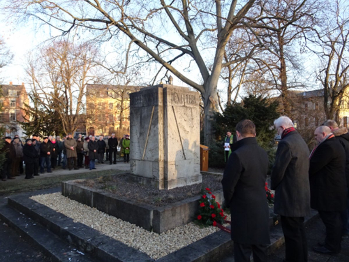 Schweigeminute am Mahnmal für die Opfer des Faschismus. Foto: F. M. Wagner