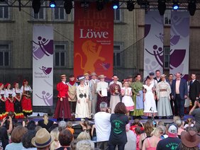 Die Preisträger vom Thüringer Folkloretanzensemble bei der Siegerehrung auf der Marktbühne. Foto: F. M. Wagner