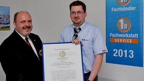Foto: Bürgermeister Jörg Reichl und K+B Serviceleiter Stefan Hädrich bei der Übereichung der Urkunden vor Ort im Fachmarkt Rudolstadt. PBB Pressebüro Bähring