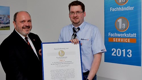 Foto: Bürgermeister Jörg Reichl und K+B Serviceleiter Stefan Hädrich bei der Übereichung der Urkunden vor Ort im Fachmarkt Rudolstadt. PBB Pressebüro Bähring