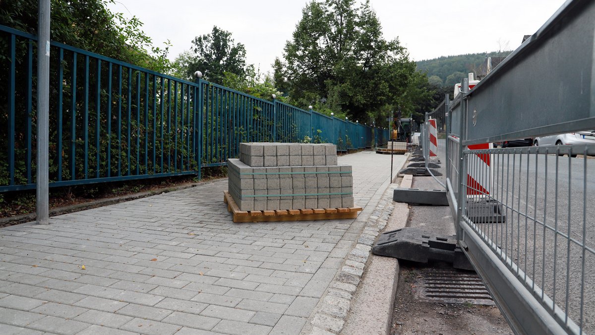 Der westliche Fußweg der Sigismundstraße wird vollflächig durch Pflaster ersetzt. Foto: Tom Demuth