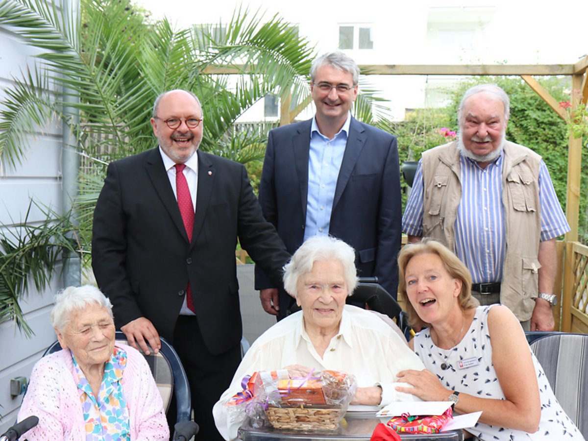 Im Bild Mitte vorne Hildegard Gebauer, li. Heimbewohnerin Elisabeth Eberhard, re. Heimleiterin Patricia Seifert. Hinten Bürgermeister Jörg Reichl, Landrat Marko Wolfram und Sohn Manfred Gebauer. Foto: Martin Modes
