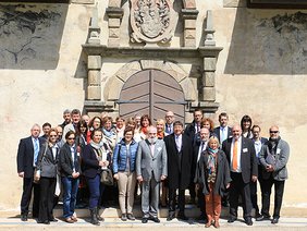 Die Jury-Mitglieder mit allen Begleitpersonen aus dem Städtedreieck vor dem Portal des Reithauses auf der Heidecksburg. Foto: Alexander Stemplewitz