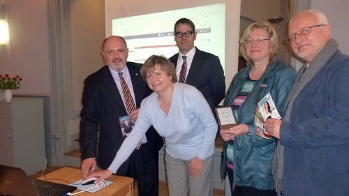 Die Ausleihe über die Thüringer Online-Bibliothek wurde von Bürgermeister Jörg Reichl, der Bibliotheksleiterin Angela Hansen, Dr. Michael Grisko von der Sparkassen-Kultur-Stiftung, Sabine Beyer von der KSK Saalfeld Rudolstadt und Dr. Eberhard Kusber, Vorsitzender des Thüringer Bibliotheksverbands (v.l.n.r.) offiziell freigeschaltet. Foto F.M.Wagner