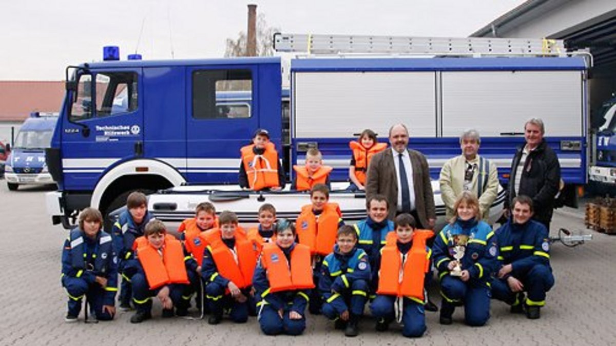 Bild: Die Jugendgruppe des THW Ortsverband Rudolstadt/Saalfeld mit Bürgermeister Jörg Reichl, Falk Lehmann und Norbert von Roda mit dem neuen Schlauchboot.