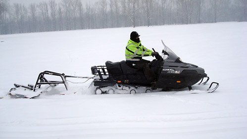 Foto: Ein Mitarbeiter der Firma Abschlepp- und Bergedienst Schmidt beim Nachbessern der auf der Großen Wiese angelegten Loipen