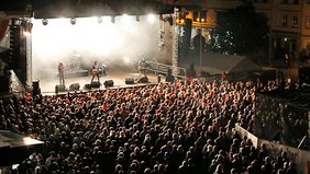 Begeistertes Publikum vor der großen Marktbühne 2014 mit der KISS – Forever Band aus Budapest. Foto: Alexander Stemplewitz