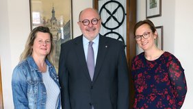 Bürgermeister Jörg Reichl gratuliert der neuen Personalratsvorsitzenden Nicole Alsleben (l.) und der neuen Personalchefin Daniela Hause-Märten. Foto: Michael Wirkner