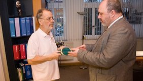 Bürgermeister Reichl (rechts) bei einem Besuch in den Praxisräumen von Dr. Zapf