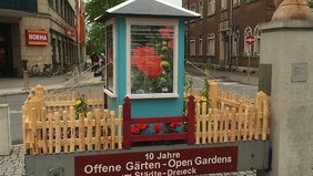Ein mobiler Mini-Garten wirbt im Städtedreieck - hier in der Rudolstädter Fußgängerzone - für die inzwischen traditionelle Aktion "Open Gardens". Foto: F.M.Wagner