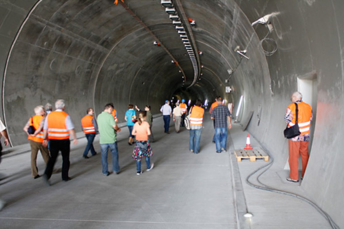 Mitglieder des Rudolstädter Ausschusses für Bau, Wirtschaft und Umwelt bei einer Vorortbesichtigung im Tunnel. (Foto: Alexander Stemplewitz)