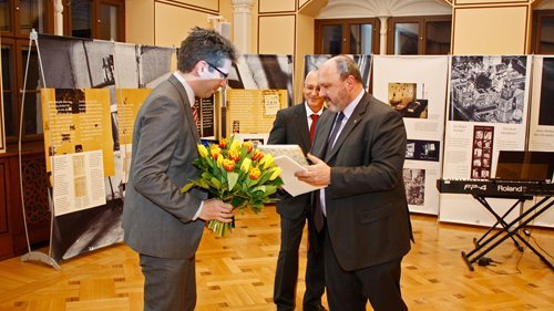Bild: Bürgermeister Jörg Reichl gratuliert Botschaftssekretär Marko Stucin im Namen der Stadt Rudolstadt zur Verleihung des Preises für Zivilcourage