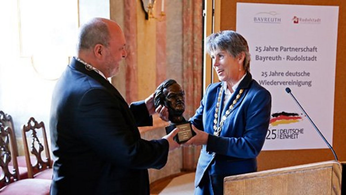 Die Bayreuther Oberbürgermeisterin Merk-Erbe übereicht eine Richard-Wagner-Büste als Gastgeschenk für die Stadt Rudolstadt an Bürgermeister Reichl. Foto: Alexander Stemplewitz