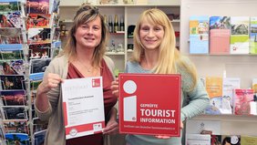 Mitarbeiterinnen der Tourist-Information Rudolstadt präsentieren die wiedererworbene i-Marke mit dem entsprechenden Zertifikat. Foto: Tom Demuth