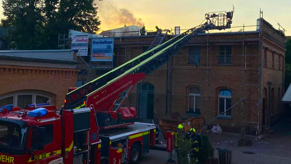 Die Feuerwehr war mit Drehleiter zum Glück schnell vor Ort im Einsatz. Foto: Mirko Schreiber