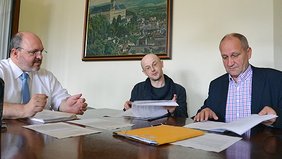 Foto: Bürgermeister Jörg Reichl, Intendant Steffen Mensching und Landrat Hartmut Holzhey während der Unterzeichnung der Vertragsverlängerung