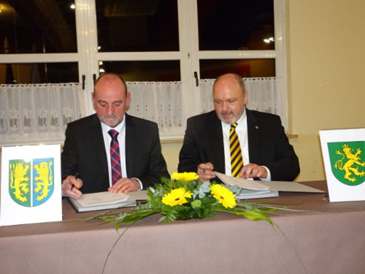 Die beiden Bürgermeister Peter Pabst und Jörg Reichl bei der Vertragsunterzeichnung im Vereinshaus Remda. Foto: Frank M. Wagner