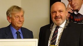 Horst Fleischer (links) mit Bürgermeister Jörg Reichl zur Verleihung der Ehrenbürgerwürde. Foto: F.M. Wagner