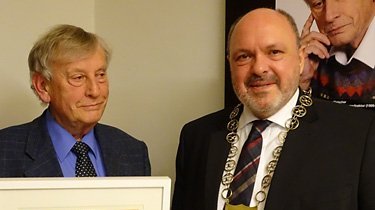 Horst Fleischer (links) mit Bürgermeister Jörg Reichl zur Verleihung der Ehrenbürgerwürde. Foto: F.M. Wagner