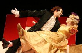 Seit 1994 sind Michaela Hanke als Königin und Jens Bähring als Page Balduin in dem Kinderstück "Die Prinzessin auf der Erbse" zu erleben, das vom theater-spiel-laden bereits über 200 Mal im In- und Ausland aufgeführt wurde. Foto: Martin Gerlach