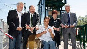 Bild (v.l.n.r.): Gerhard Günther, Jörg Reichl, Hendrik Grützner, Silvia Liebaug und Volker Hädrich beim Durchtrennen des Bandes bei der Einweihung des Personenaufzuges.